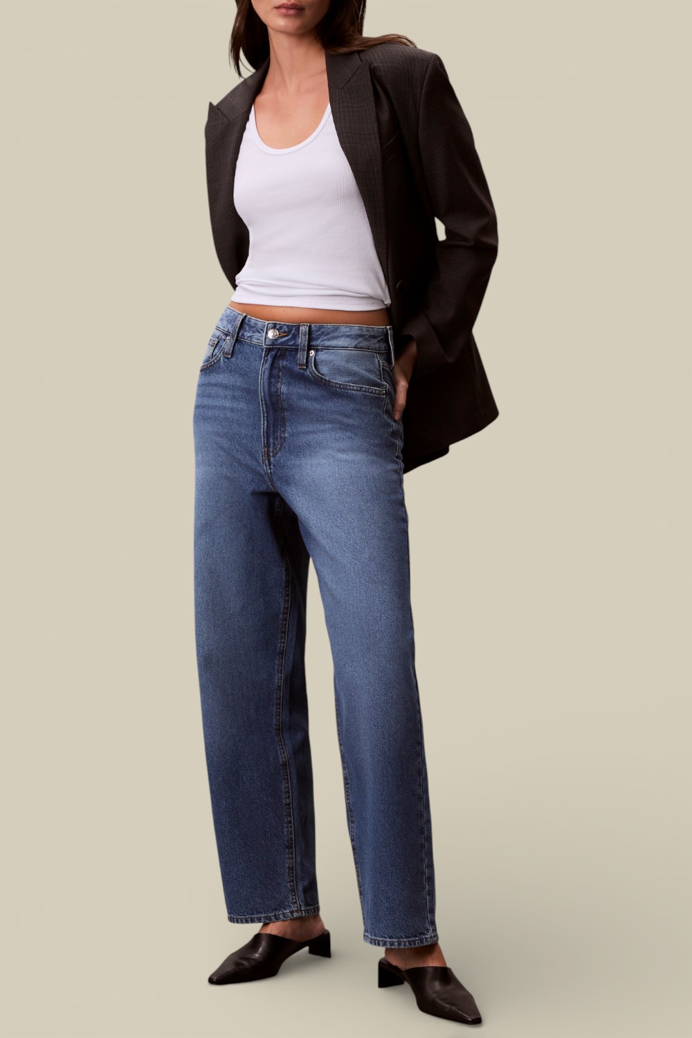 תמונת כל הלוק של מכנסי ג'ינס בגזרה ישרה